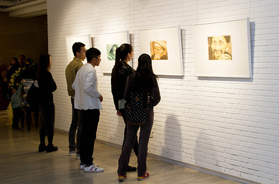 王華祥版畫展亮相愛慕美術館 回溯版畫之路，呈現藝術探索